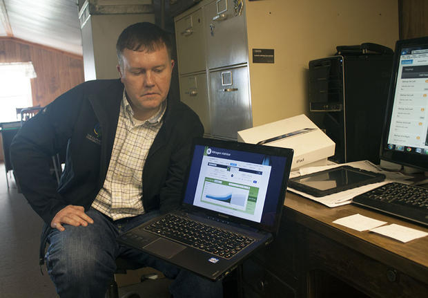 George Bercaw of Climate Corporation and friend of the Jones family, demonstrates how the site works. Image: Lyndsey Gilpin/TechRepublic