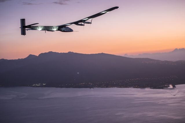 FLI Solar_Impulse_2_RTW_7th_Flight_Nagoya_to_Hawaii_landing_revillard