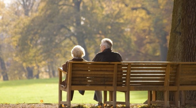 FLI old-couple-on-park-bench