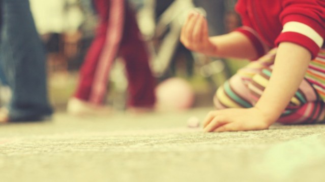 fli_children_hand_play_touch